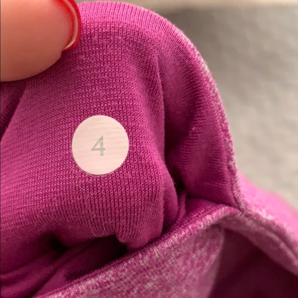 Size 4 Lululemon capri Magenta leggings - Picture 5 of 5
